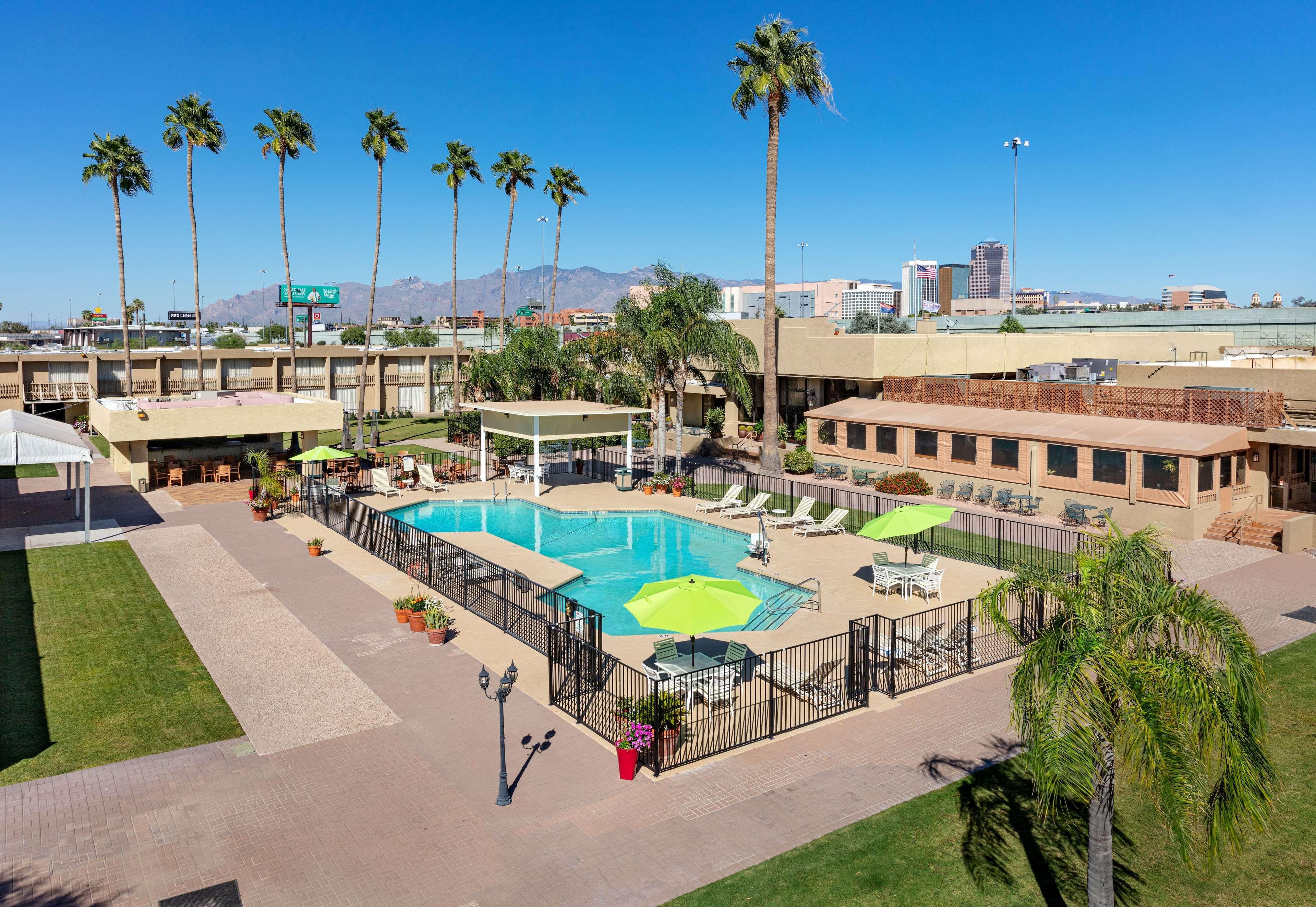 Ramada By Wyndham Tucson Hotel Exterior photo