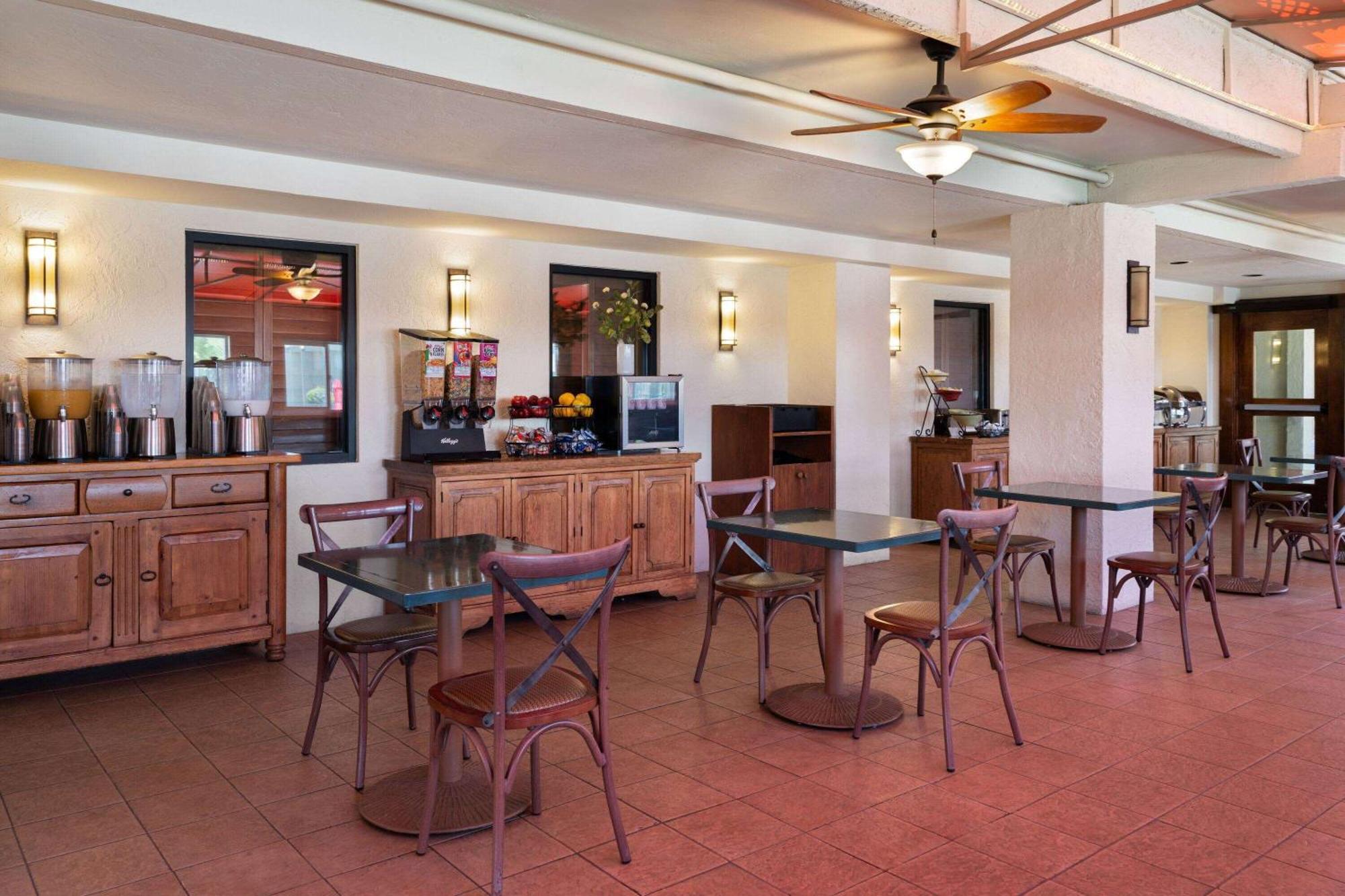 Ramada By Wyndham Tucson Hotel Exterior photo