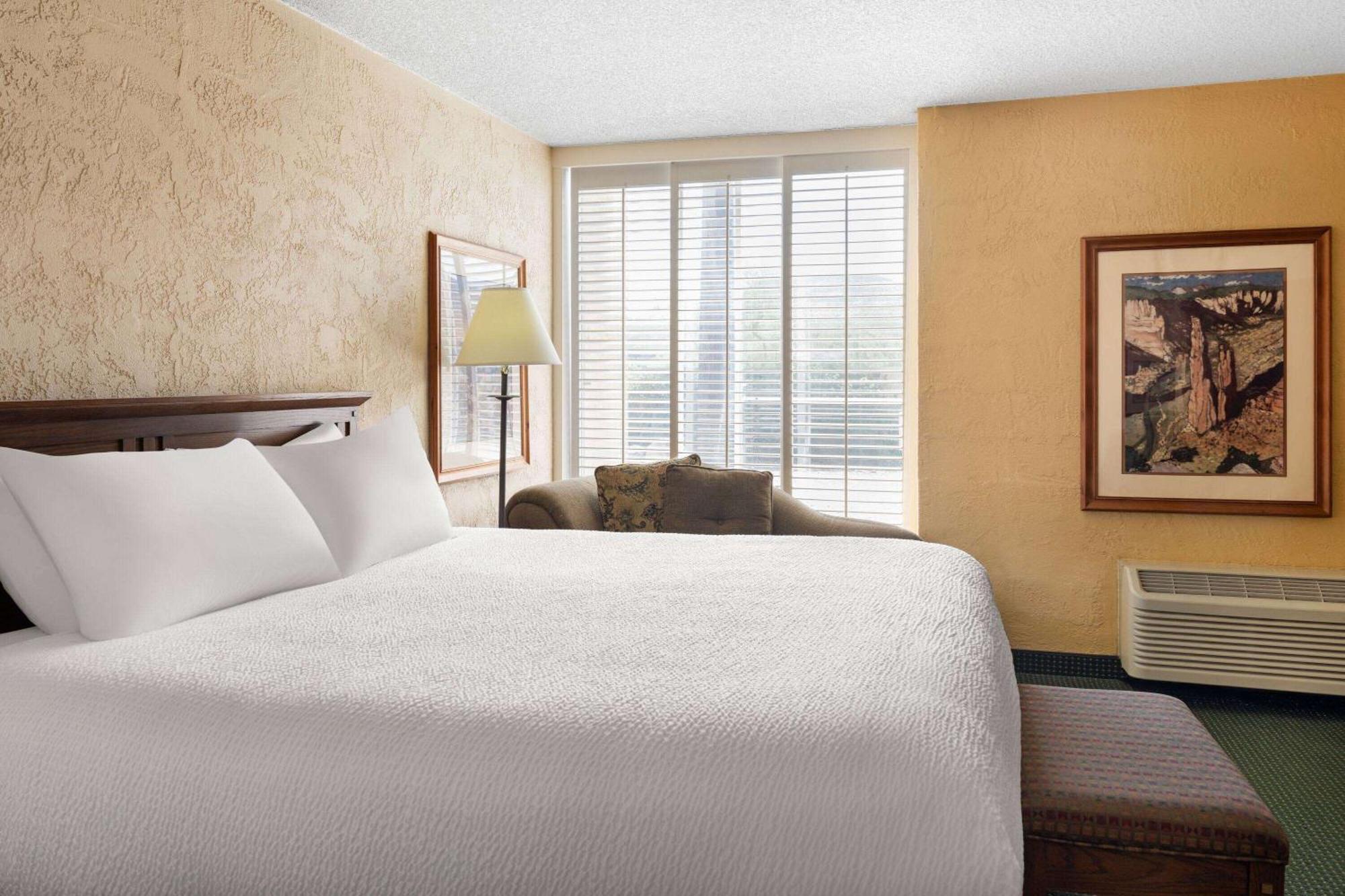 Ramada By Wyndham Tucson Hotel Exterior photo