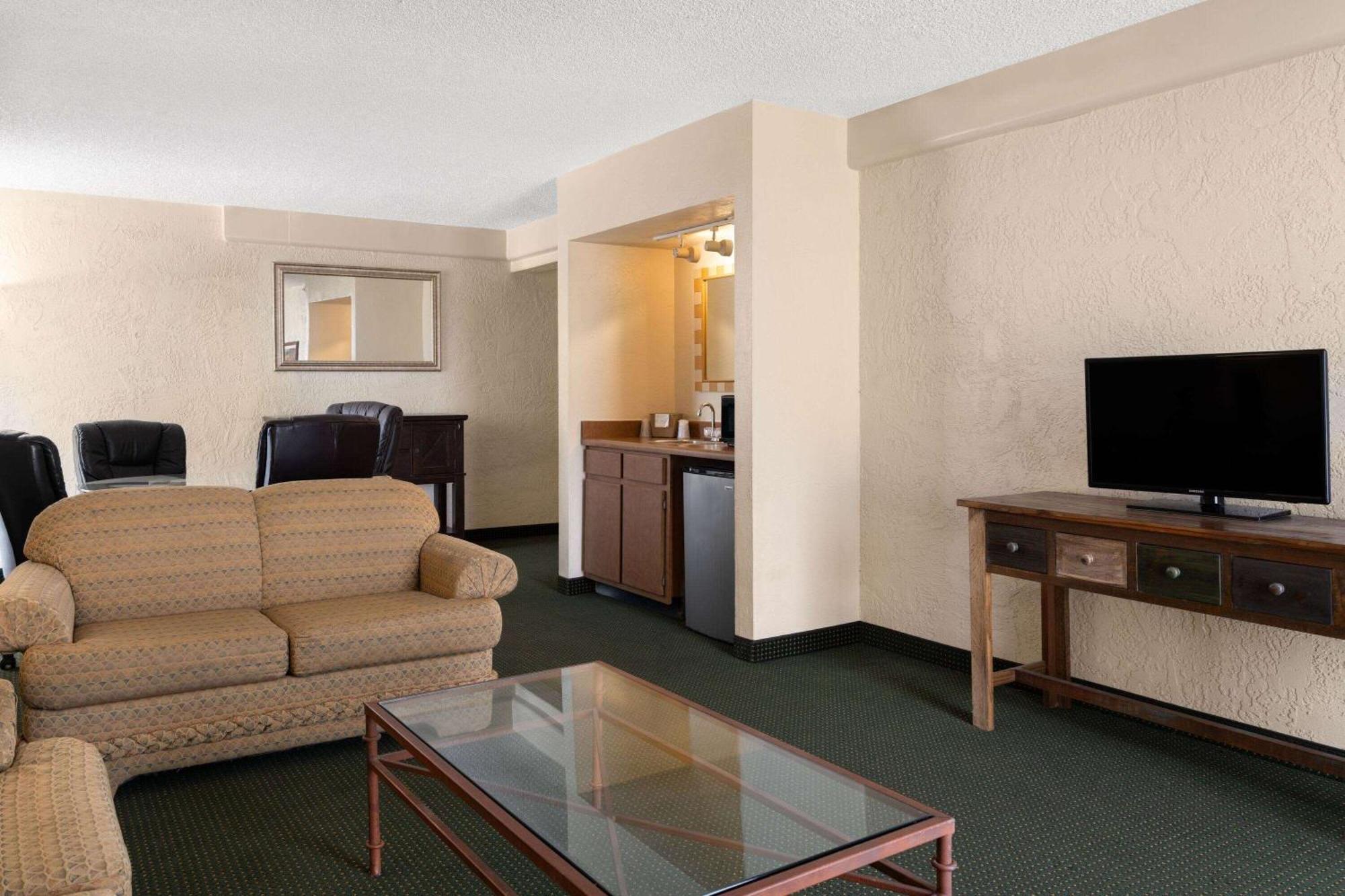 Ramada By Wyndham Tucson Hotel Exterior photo
