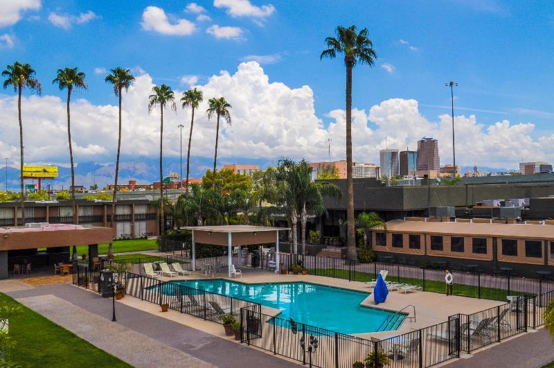 Ramada By Wyndham Tucson Hotel Exterior photo